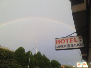 un panneau d'hôtel sur le côté d'une rue dans l'établissement Hotel Capital de Galicia, à Saint-Jacques-de-Compostelle