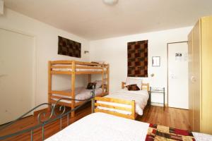 a bedroom with two bunk beds and a mirror at Le Clos Auvergnat in Tauves