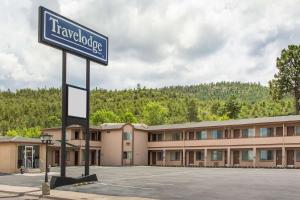 a hotel with a sign in front of a parking lot at Travelodge by Wyndham Williams Grand Canyon in Williams