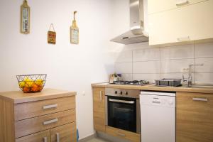Kuchyňa alebo kuchynka v ubytovaní Apartmani Mursa