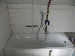eine Badewanne im Bad mit Dusche in der Unterkunft Ferienwohnung Reuter Christine in Bad Staffelstein