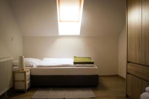 Posteľ alebo postele v izbe v ubytovaní Apartmani Mursa