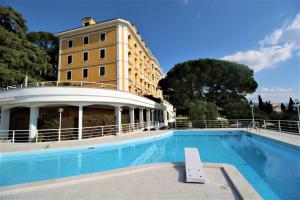 a building with a swimming pool in front of a building at Eden by PortofinoHomes in Santa Margherita Ligure