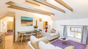 Posezení v ubytování Hayloft Edinburgh
