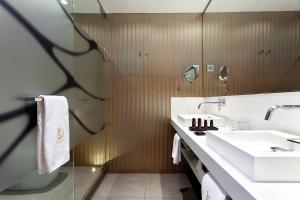 a bathroom with two sinks and a shower at Hotel España Ramblas in Barcelona