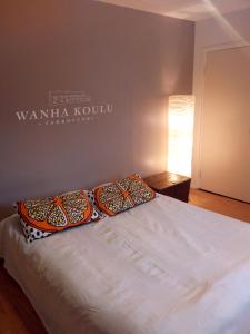 מיטה או מיטות בחדר ב-Teachers Apartment, Tahko, TV, Sauna, Shower, WiFI, Pets OK, Budget, Wanha Koulu Tahkovuori