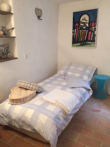 a twin bed in a room with a painting on the wall at Casa AZA in Roquebrune-Cap-Martin