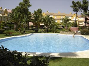 Bazén v ubytovaní Magnífico adosado de esquina con vistas al golf playas Islantilla alebo v jeho blízkosti