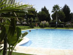 Bazén v ubytovaní Magnífico adosado de esquina con vistas al golf playas Islantilla alebo v jeho blízkosti