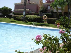 Bazén v ubytovaní Magnífico adosado de esquina con vistas al golf playas Islantilla alebo v jeho blízkosti