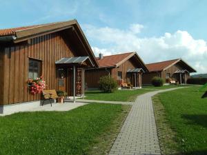 eine Reihe von Häusern mit einem Weg vor ihnen in der Unterkunft Ferienhaus Zinnöcker in Breitenberg