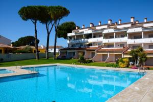 レスカラにあるGran Sol - apartamentosの建物の前のプール