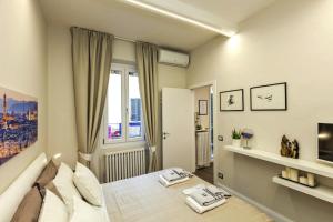 フィレンツェにあるLittle Suite Fortezzaのベッドルーム(ベッド1台、窓付)