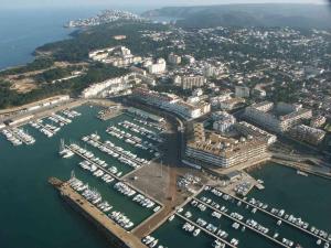 una vista aérea de un puerto con barcos en Apartamentos Gran Sol, en L'Escala