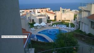 - une vue depuis le balcon d'une maison avec piscine dans l'établissement Fantastic Sea View Sun village Byala, à Byala