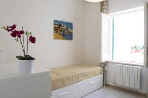a room with a bench with a potted plant on it at case per vacanze torre incina in Polignano a Mare