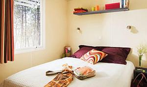 een slaapkamer met een bed met twee handdoeken erop bij Les Hauts de Lastours in Belvès +49 foto's