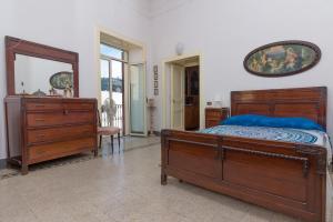 マッサ・ルブレンセにあるCasa Felicitàのベッドルーム1室(ベッド1台、ドレッサー、鏡付)