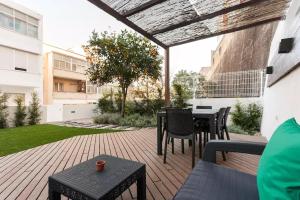 een patio met een tafel en stoelen bij Graça Garden Home in Lissabon