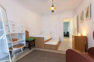 een slaapkamer met een bed en een boekenplank bij Graça Garden Home in Lissabon