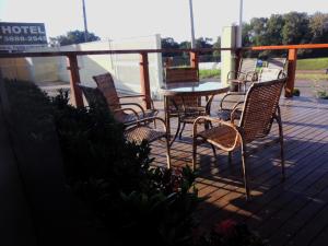 een groep stoelen en een tafel op een terras bij Bonno Hotel Paulínia in Paulínia