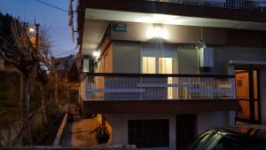un edificio con balcone e sedie bianche di Dimitris House 3 a Salonicco
