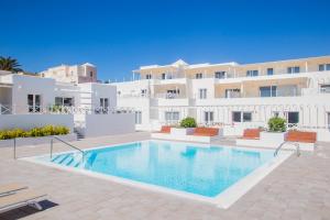 een zwembad voor een gebouw bij Flower Beach Suite 23 in Playa Honda