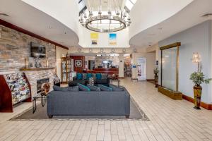 Lobby o reception area sa Days Hotel by Wyndham Allentown Airport / Lehigh Valley