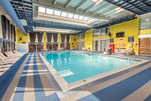 Swimming pool sa o malapit sa Days Hotel by Wyndham Allentown Airport / Lehigh Valley