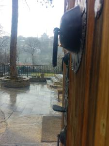 un pomo de puerta de un edificio con vistas a un patio en Akbulut Konak en Safranbolu