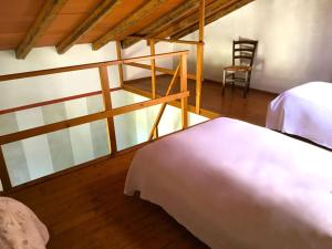 1 dormitorio con 1 cama y 1 silla en una habitación en Agriturismo Cascina degli Ulivi, en Novi Ligure