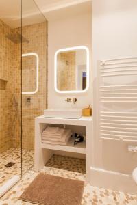 a bathroom with a sink and a shower at Maison TANDEM in Cluny