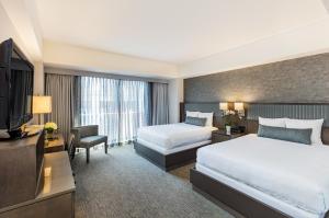 A bed or beds in a room at Handlery Union Square Hotel