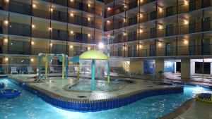 默特尔比奇Bermuda Sands On The Boardwalk的一座带水上公园的酒店游泳池