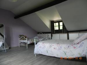 een slaapkamer met 2 bedden en een raam bij les riflets in Conches-en-Ouche