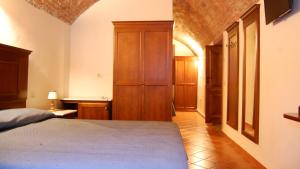 
A bed or beds in a room at Albergo Miramonti
