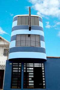 un edificio con rayas azules y blancas en Hostal Los Angeles, en Barranca