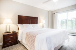Postel nebo postele na pokoji v ubytování Canterra Suites Hotel