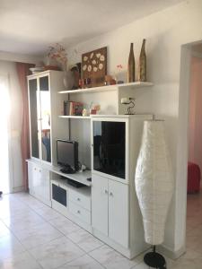 A television and/or entertainment centre at Apartment Tajinaste