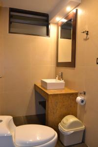 Bilik mandi di Hotel Royal Qosqo