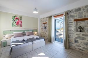 Posteľ alebo postele v izbe v ubytovaní Paros Villas Nereids