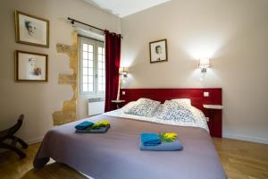 サルラ・ラ・カネダにあるRouge Passionのベッドルーム1室(青いタオル付きのベッド1台付)