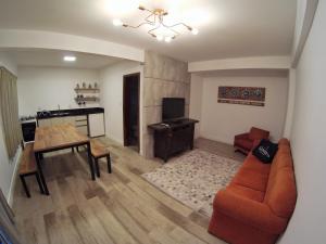 uma sala de estar com um sofá e uma mesa em Apartamento de Férias - Fernanda em Treze Tílias