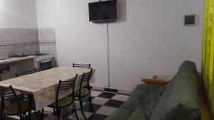 - un salon avec une table et un canapé vert dans l'établissement Apartamento Duplex Iguazu Falls, à Puerto Iguazú