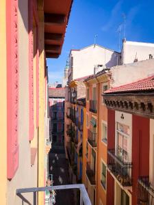 サラゴサにあるAZ El Balcón de Lunaの建物間の路地の眺め