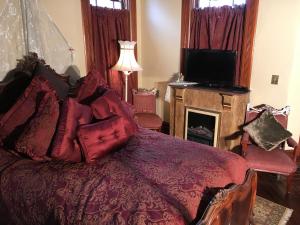 Μια τηλεόραση ή/και κέντρο ψυχαγωγίας στο 1884 Wildwood Bed and Breakfast Inn