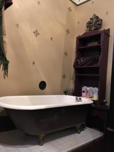 Ένα μπάνιο στο 1884 Wildwood Bed and Breakfast Inn +44 φωτογραφίες