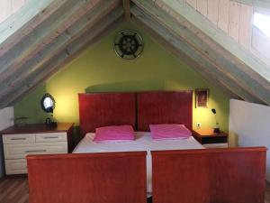 Ein Bett oder Betten in einem Zimmer der Unterkunft Buena Vis-ta Apartments with the Sea View