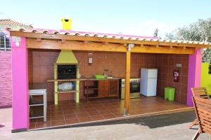 シルヴェスにあるVilla do Lagoの屋根付きキッチン付きの遊び場