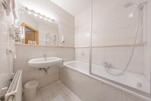 Baðherbergi á Hotel Kern Buam